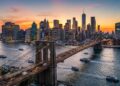 Khung cảnh hoàng hôn rực rỡ nhìn từ trên cao xuống Cầu Brooklyn huyền thoại