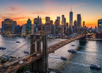 Khung cảnh hoàng hôn rực rỡ nhìn từ trên cao xuống Cầu Brooklyn huyền thoại