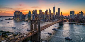 Khung cảnh hoàng hôn rực rỡ nhìn từ trên cao xuống Cầu Brooklyn huyền thoại