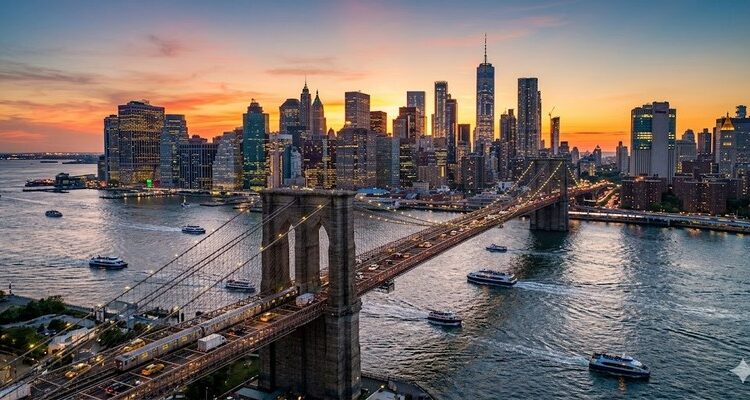 Khung cảnh hoàng hôn rực rỡ nhìn từ trên cao xuống Cầu Brooklyn huyền thoại