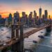 Khung cảnh hoàng hôn rực rỡ nhìn từ trên cao xuống Cầu Brooklyn huyền thoại