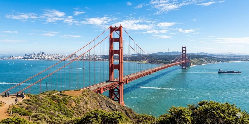 Cây cầu Cổng Vàng (Golden Gate Bridge) biểu tượng nổi bật trong sắc cam đỏ