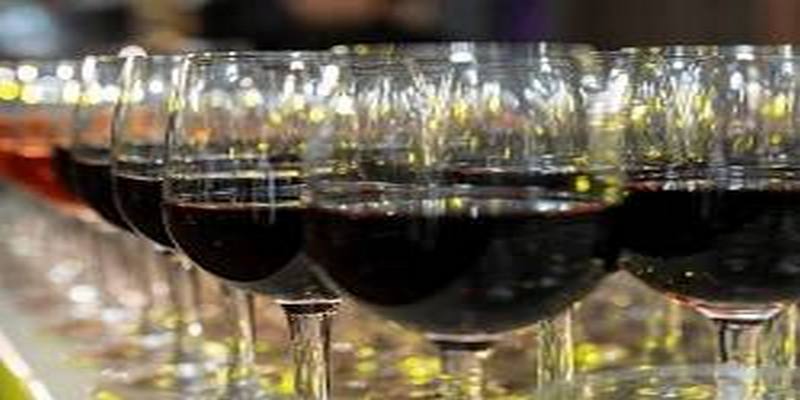 Nghệ thuật thưởng thức rượu vang bắt đầu từ việc quan sát màu sắc